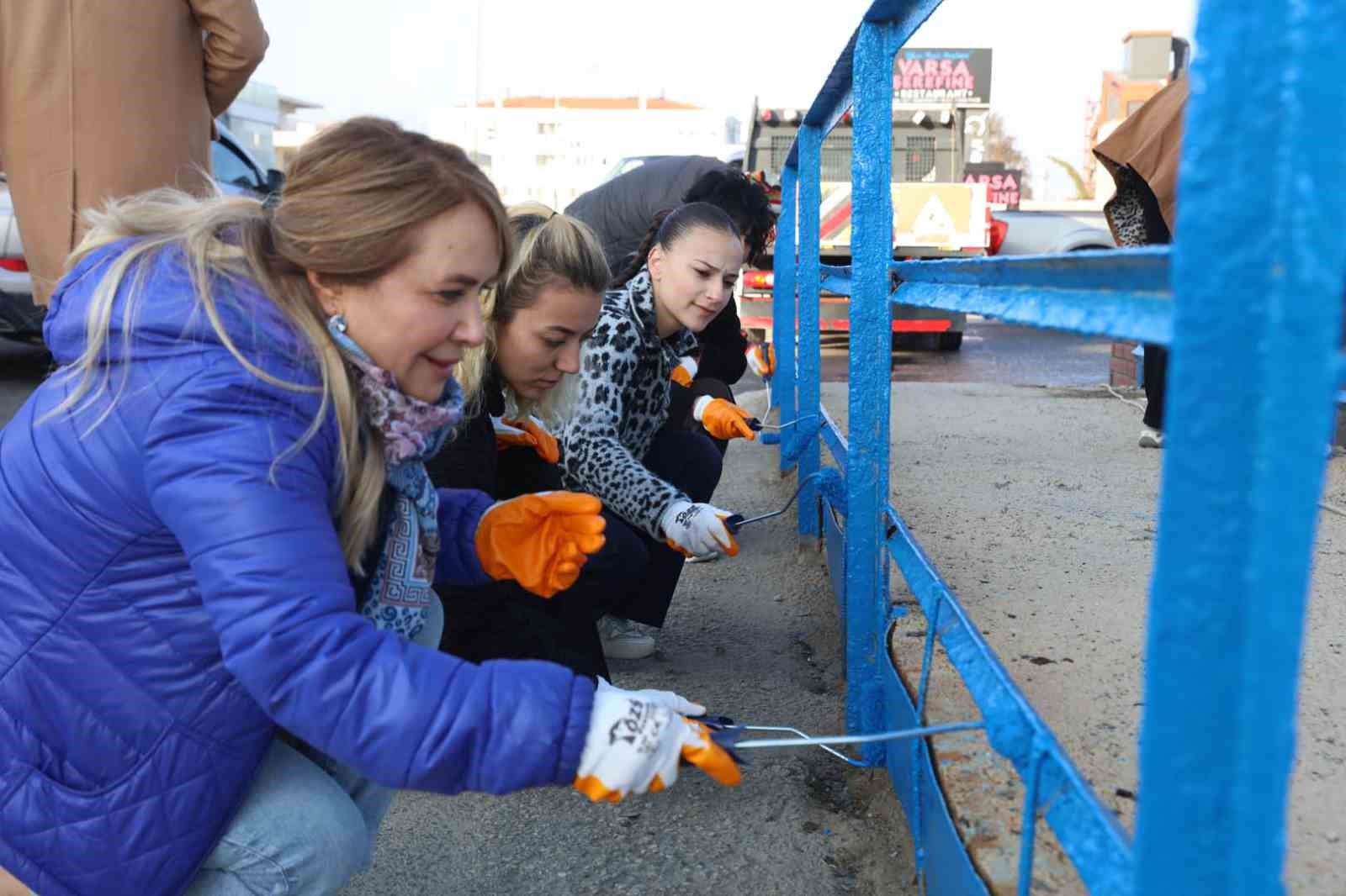 Güzelbahçe’de ’Fırçanı, boyanı al gel’ kampanyası
?v=1