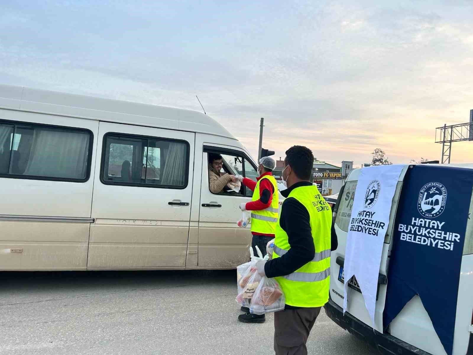 İftara trafikte yakalanan vatandaşların iftarlıkları Hatay Büyükşehir Belediyesi’nden
?v=1