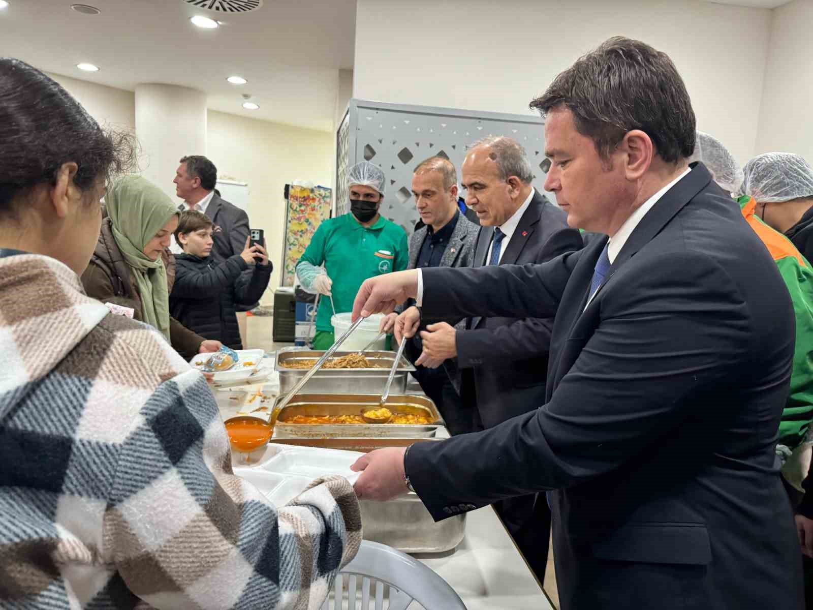 Başkan Aydın vatandaşlara iftar yemeği dağıttı
?v=1