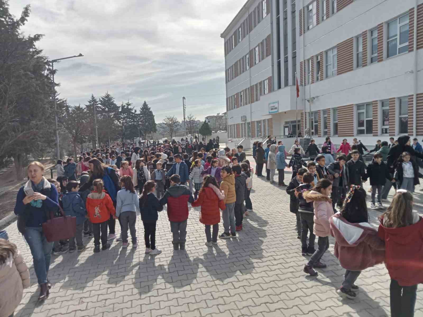 Osmaneli ilkokulunda deprem tatbikatı yapıldı
?v=1