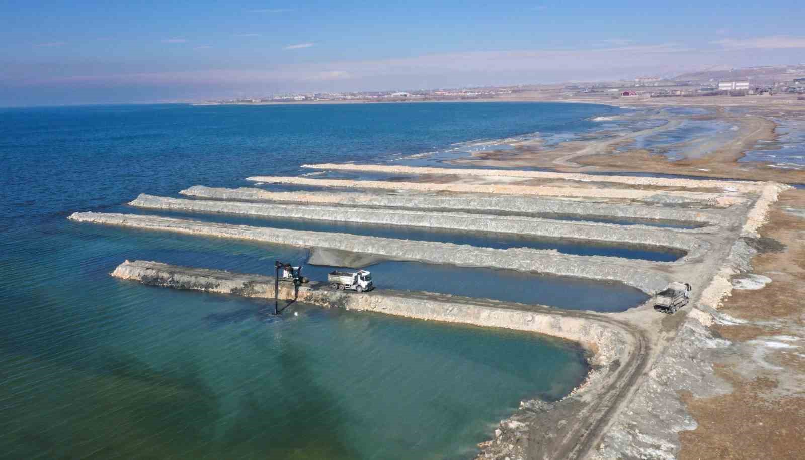 Van Gölü’nde dip çamuru temizliği yeniden başladı
?v=1