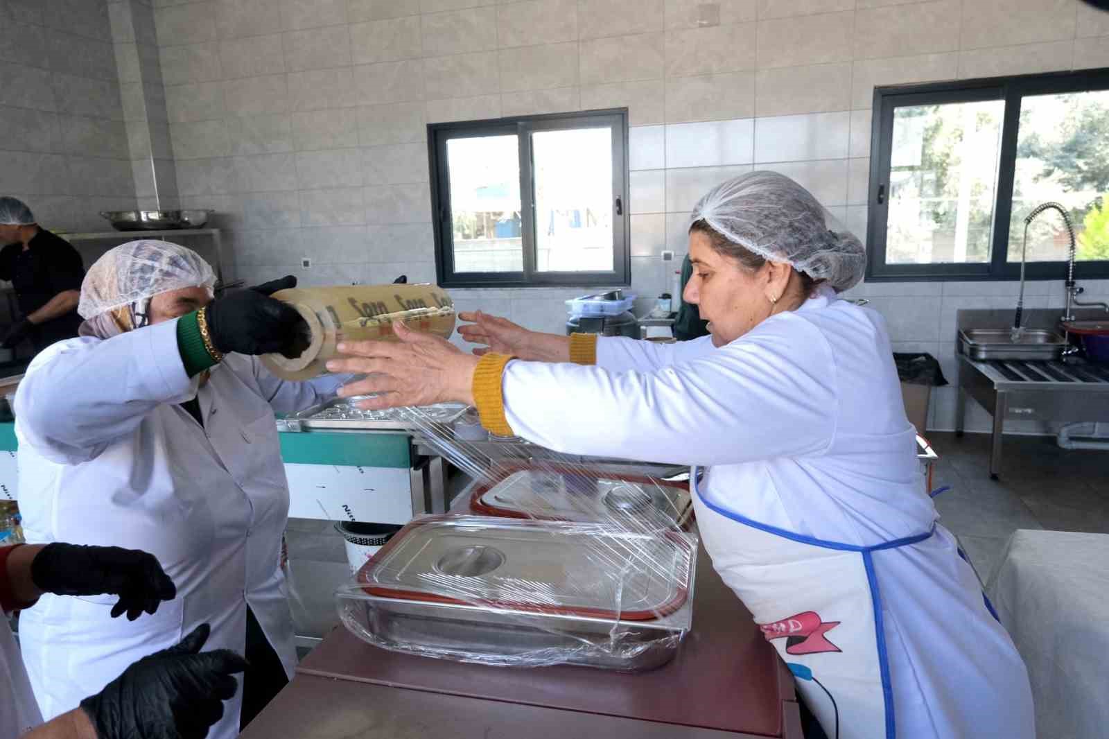 Ceyhan Belediyesinden iftar çadırı yerine evde sıcak yemek uygulaması
?v=1