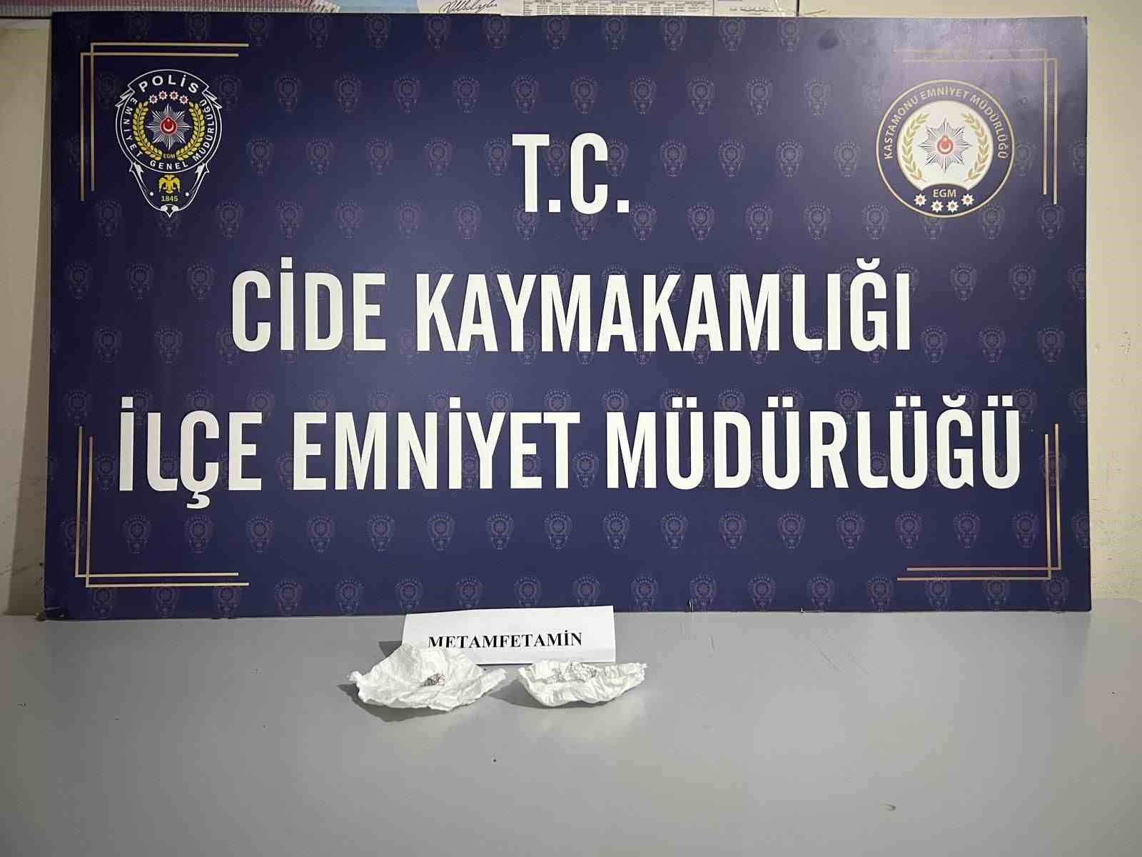 Polis ekiplerinin durdurduğu araçtan uyuşturucu çıktı: 2 gözaltı
?v=1