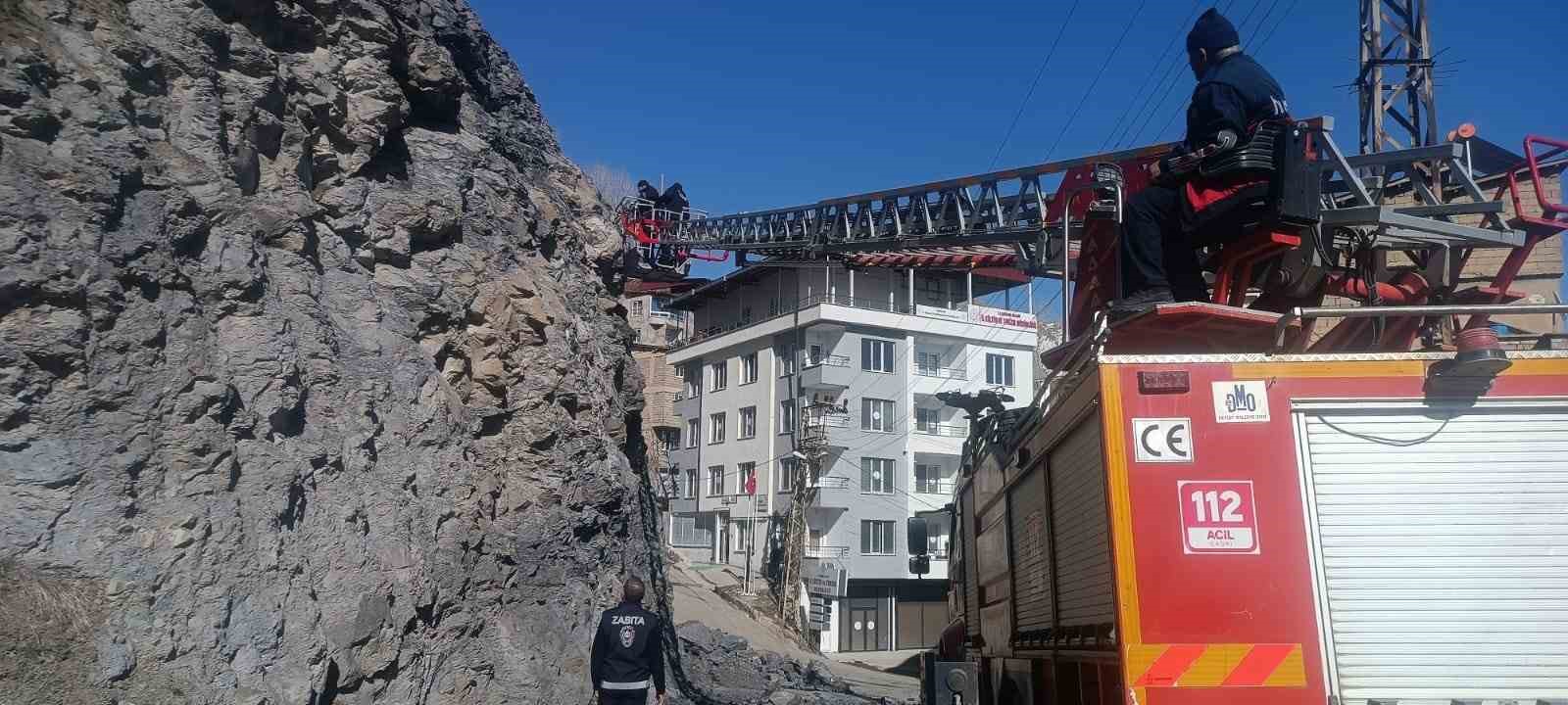 Hakkari’de tehlike saçan taşlar güvenli şekilde indirildi
?v=1