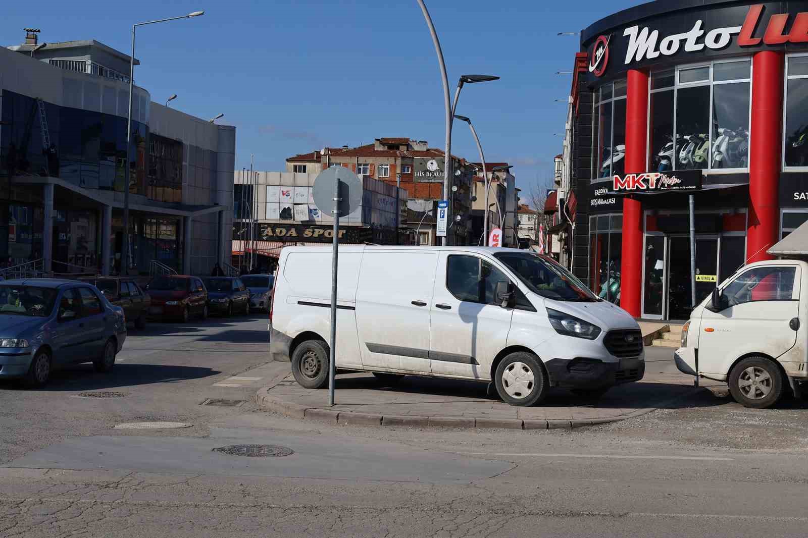 Zabıta ekipleri yaya yollarına park edilen araçlar için sahada
?v=1