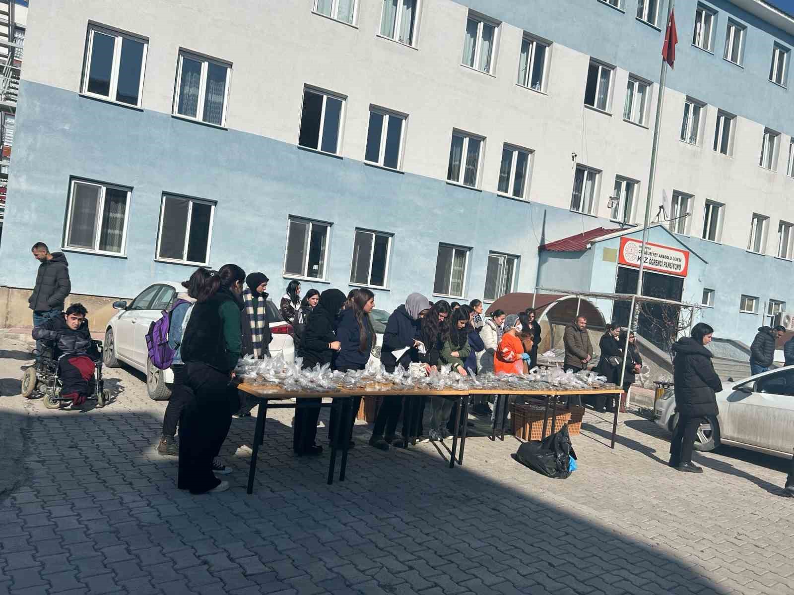 Cumhuriyet Anadolu Lisesi’nde acı kayıp: Tarih Öğretmeni Rukiye Saklı vefat etti
?v=1