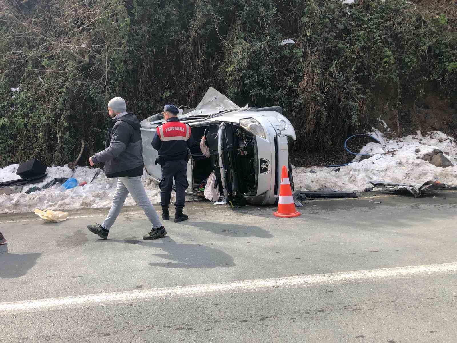 İşçi servisi ile hafif ticari araç çarpıştı: 3 yaralı
?v=1