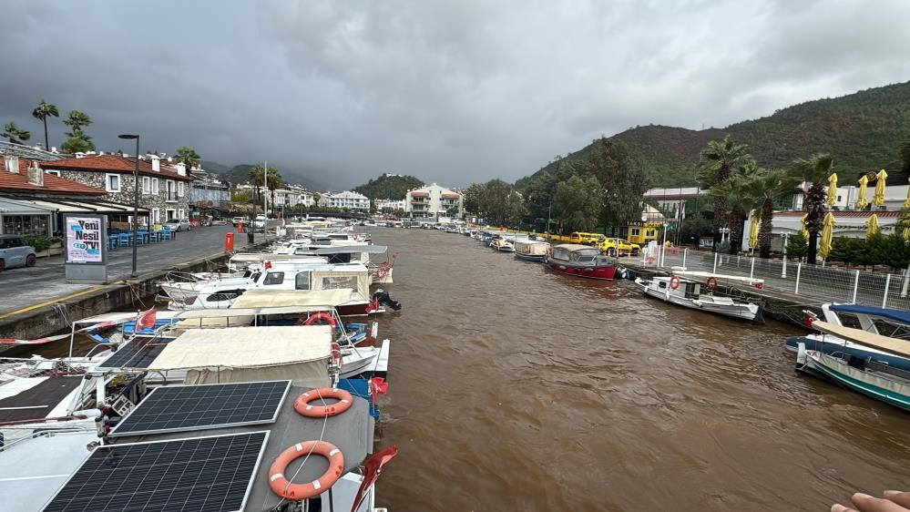 Orman yangınları erozyonu tetikledi, Marmaris’te denizler de olumsuz etkilendi
?v=1