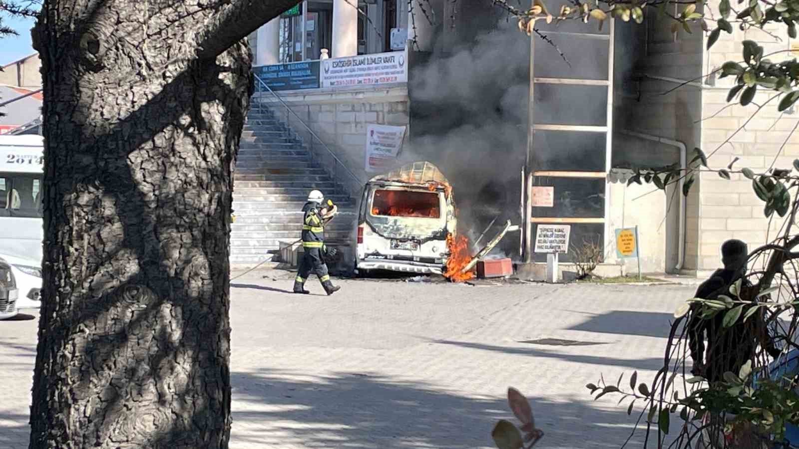 Eskişehir’de faciadan dönüldü: İçerisinde 4 çocuğun bulunduğu araç cayır cayır yandı
?v=1