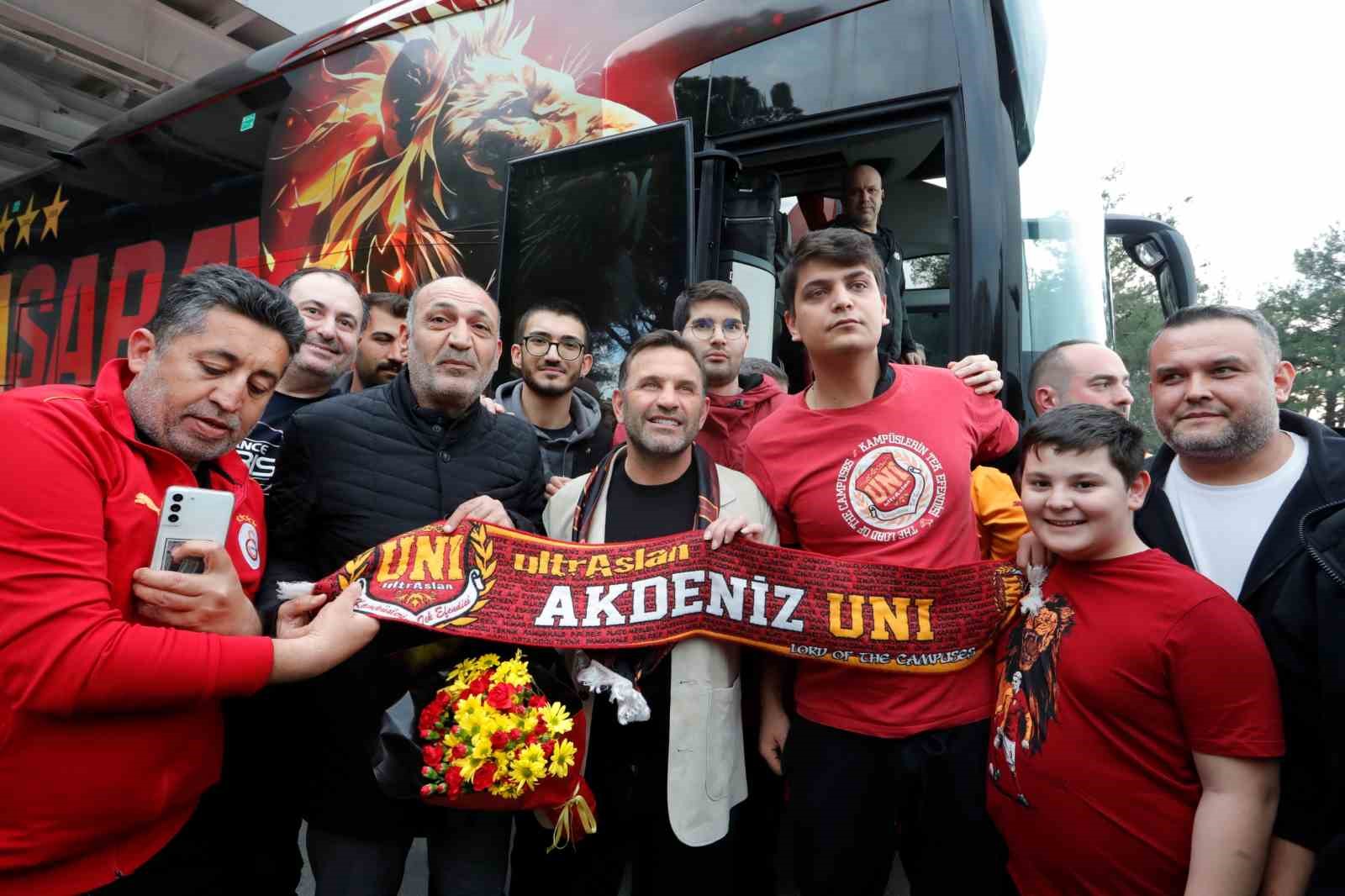 Galatasaray, Antalya’da sevgi gösterileri ile karşılandı
?v=1