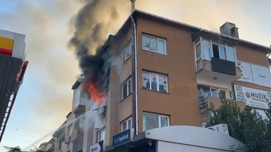 Kartal’da korkutan yangın: O anlar kamerada
?v=1