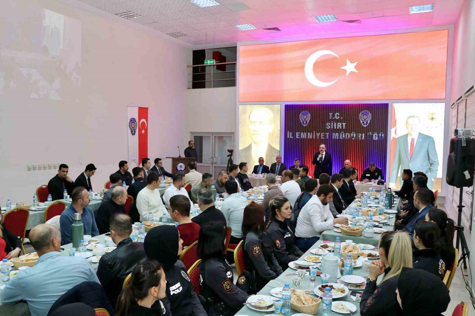 Vali Kızılkaya, emniyet mensuplarıyla iftar programında buluştu
?v=1