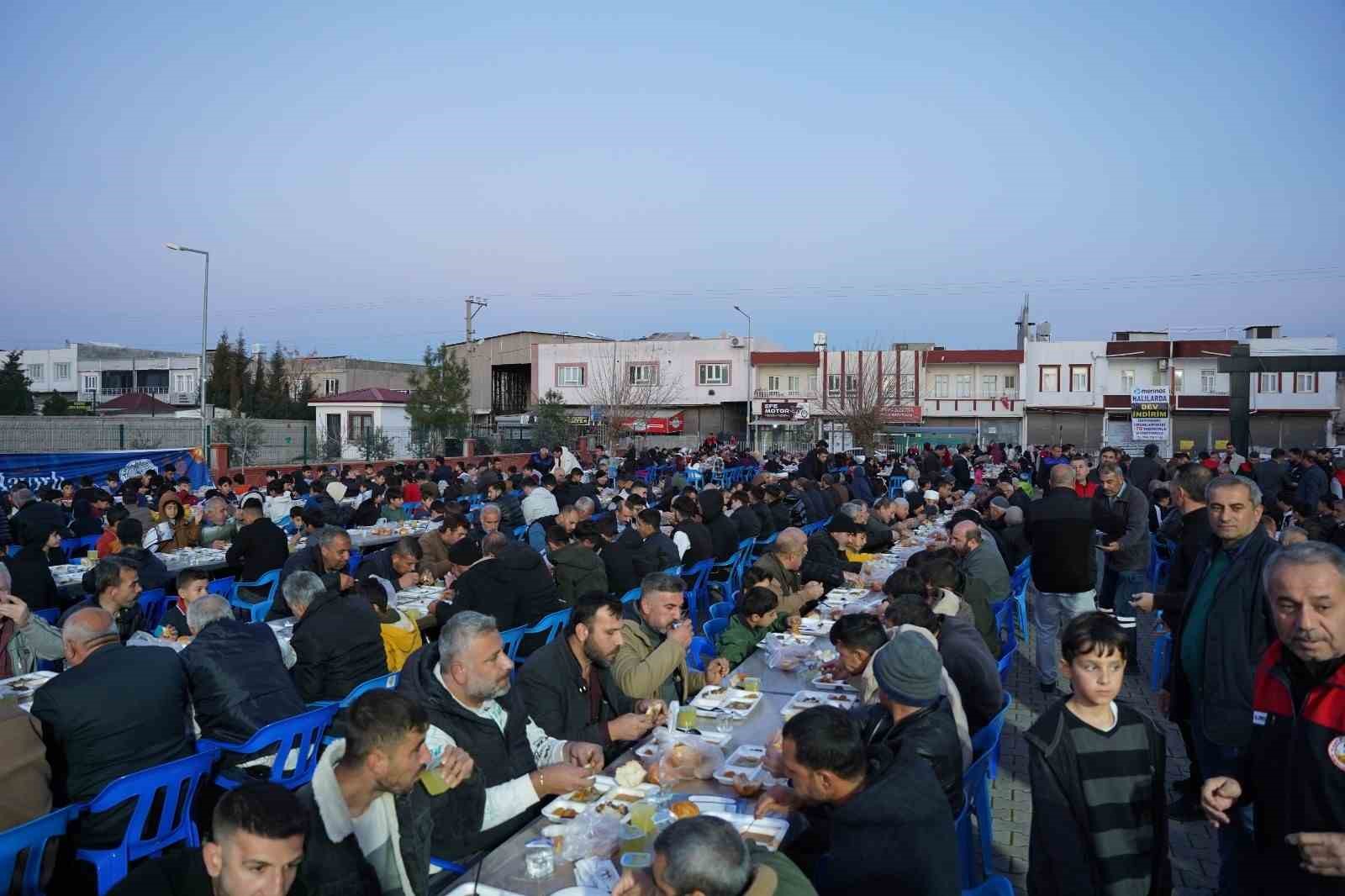 Kahta Belediyesi’nin iftar çadırına yoğun ilgi
