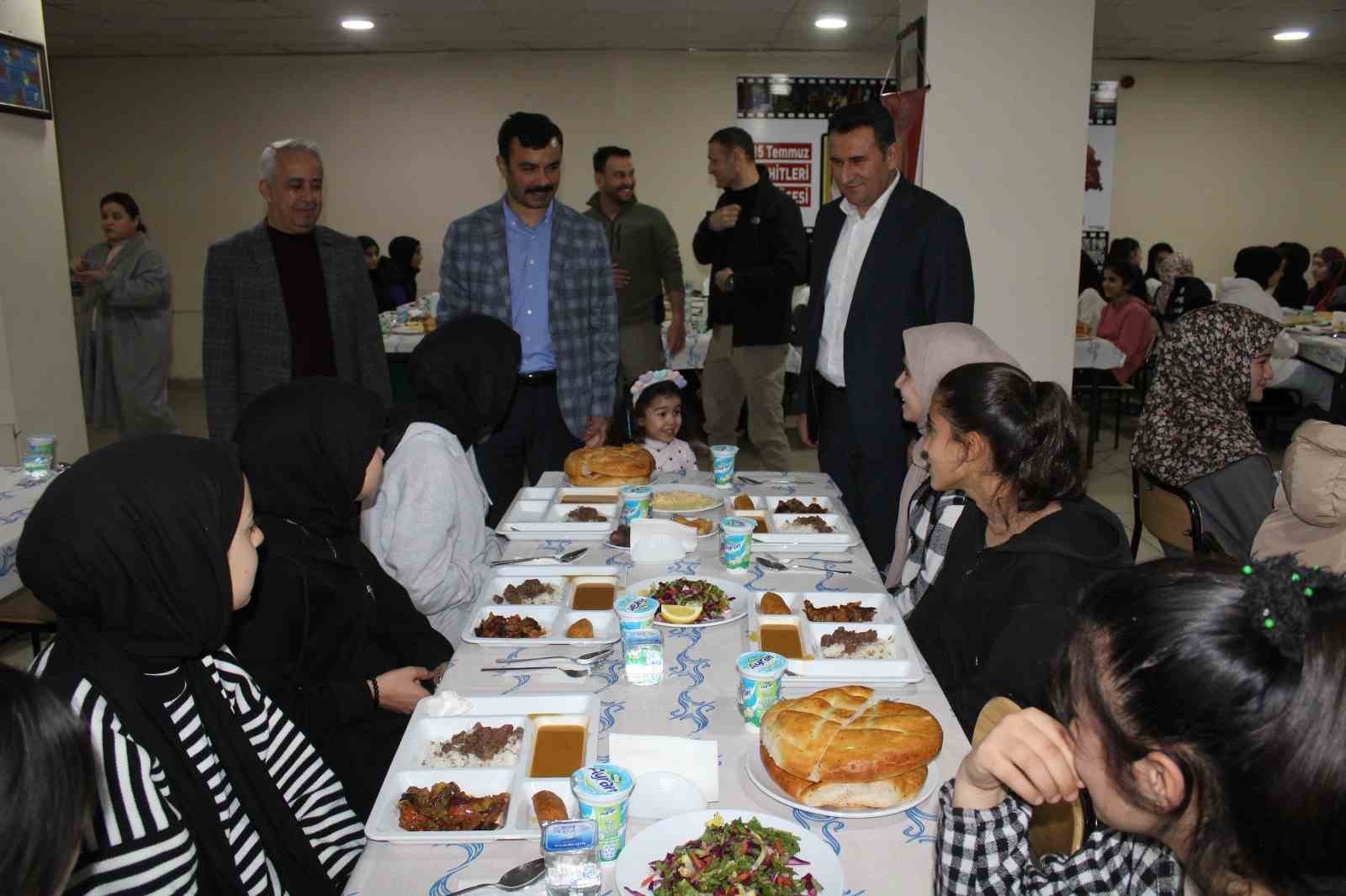 Kaymakam Soysal, öğrencilerle iftar programında buluştu
?v=1