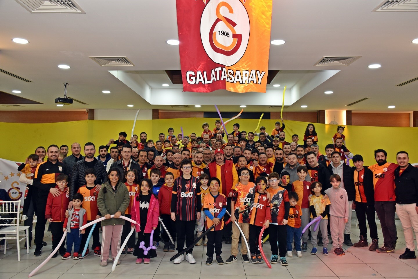 Galatasaray taraftar grubunun iftar yemeği büyük ilgi gördü
?v=1