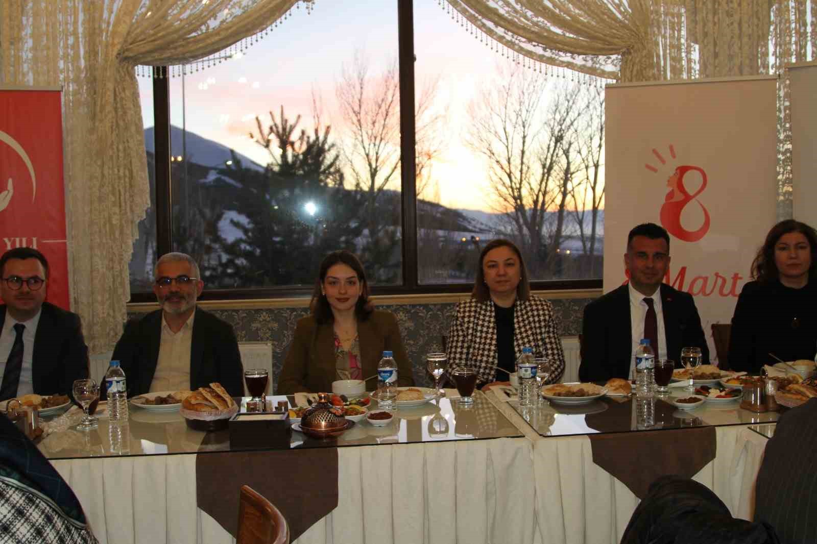 Erzurum’da kadınlar iftar yemeğinde bir araya geldi
