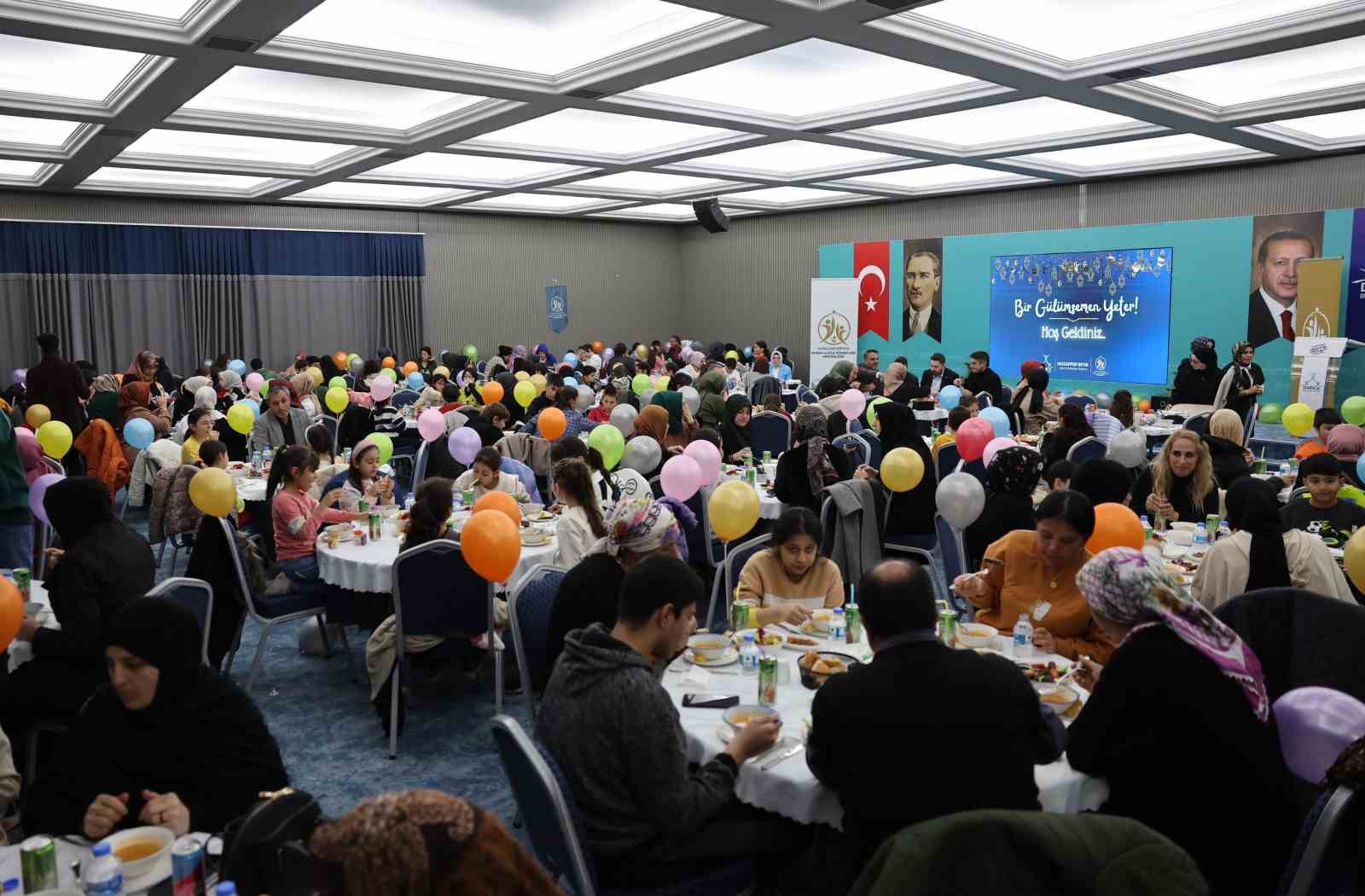 Yetim ve öksüz çocuklar için iftar sofrası kuruldu
