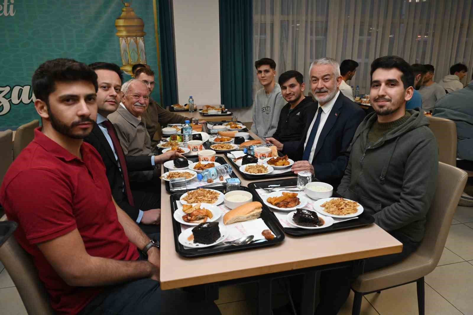 Başkan Başdeğirmen, KYK yurdunda öğrencilerle iftar yaptı
?v=1