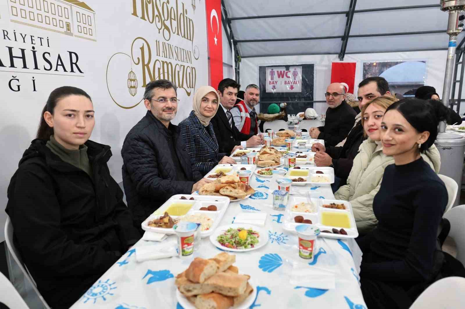 Vali Yiğitbaşı vatandaşlara iftar yemeğini elleriyle servis etti
?v=1