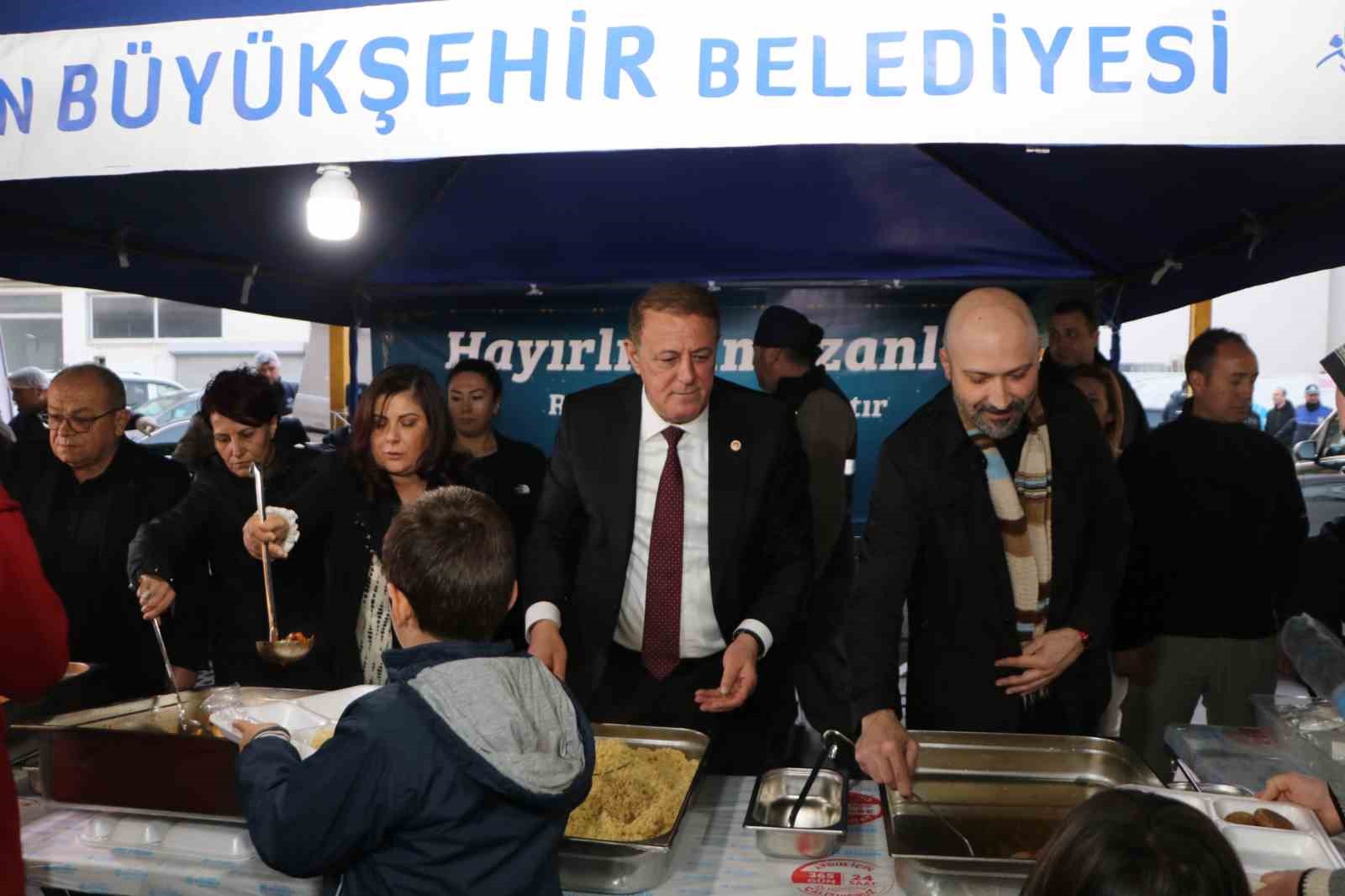 Büyükşehir’in Söke’deki iftar sofrasında yüzlerce kişi buluştu
?v=1