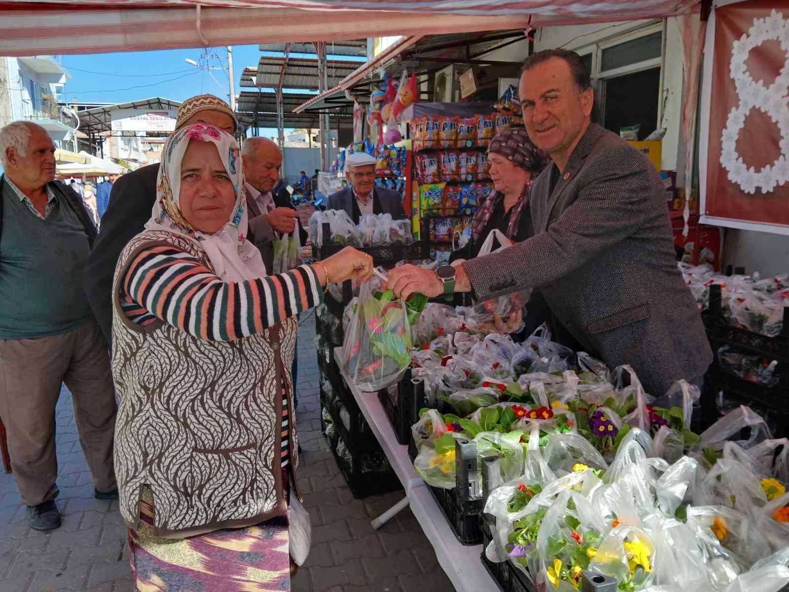 Bozdoğan’da kadınlar unutulmadı, rengarenk çiçekler takdim edildi
?v=1