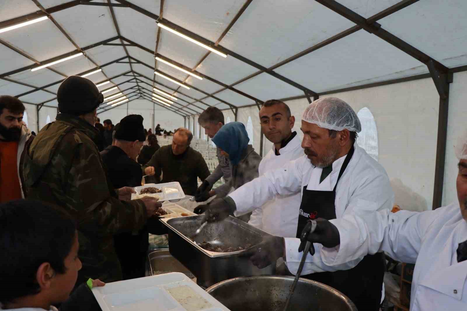 350 kişiye iftar yemeği veriliyor
?v=1