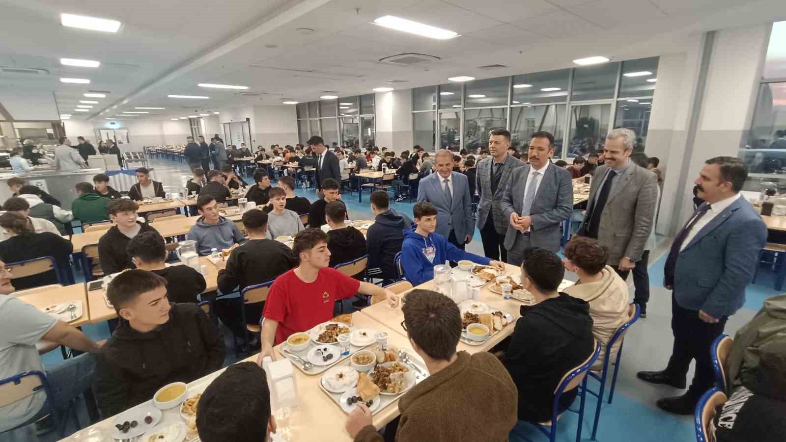 Uğurelli, yatılı öğrencilerle iftarda buluştu
?v=1