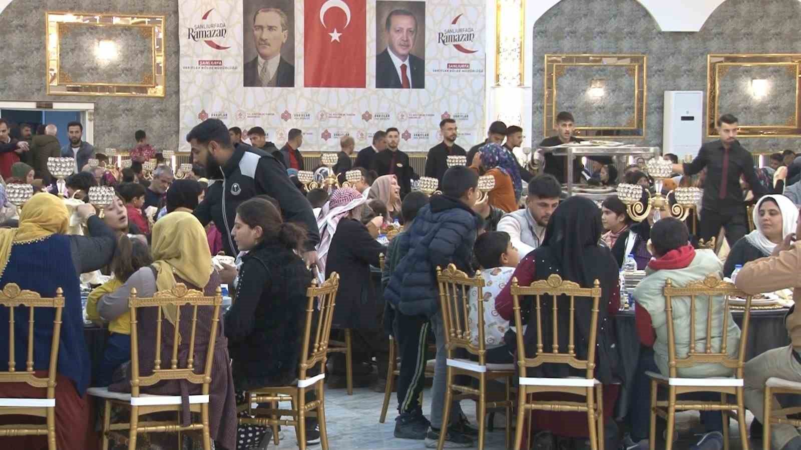 Her gün farklı bir mahallede bin 600 kişiye iftar yemeği
?v=1