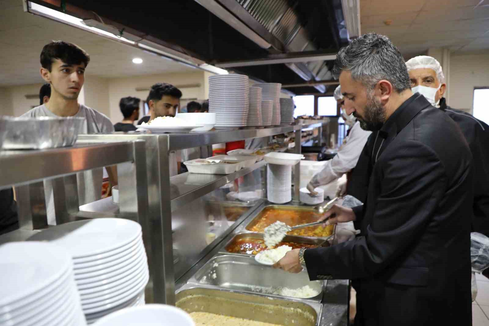 AK Parti Ağrı İl Başkanı İlhami Yıldız, öğrencilerle iftar sofrasında buluştu
?v=1