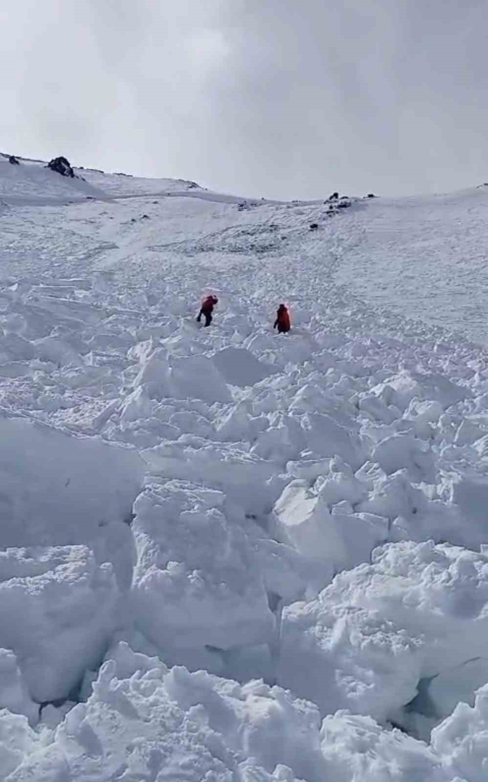 Erciyes’te çığ düşme anı kamerada
?v=1