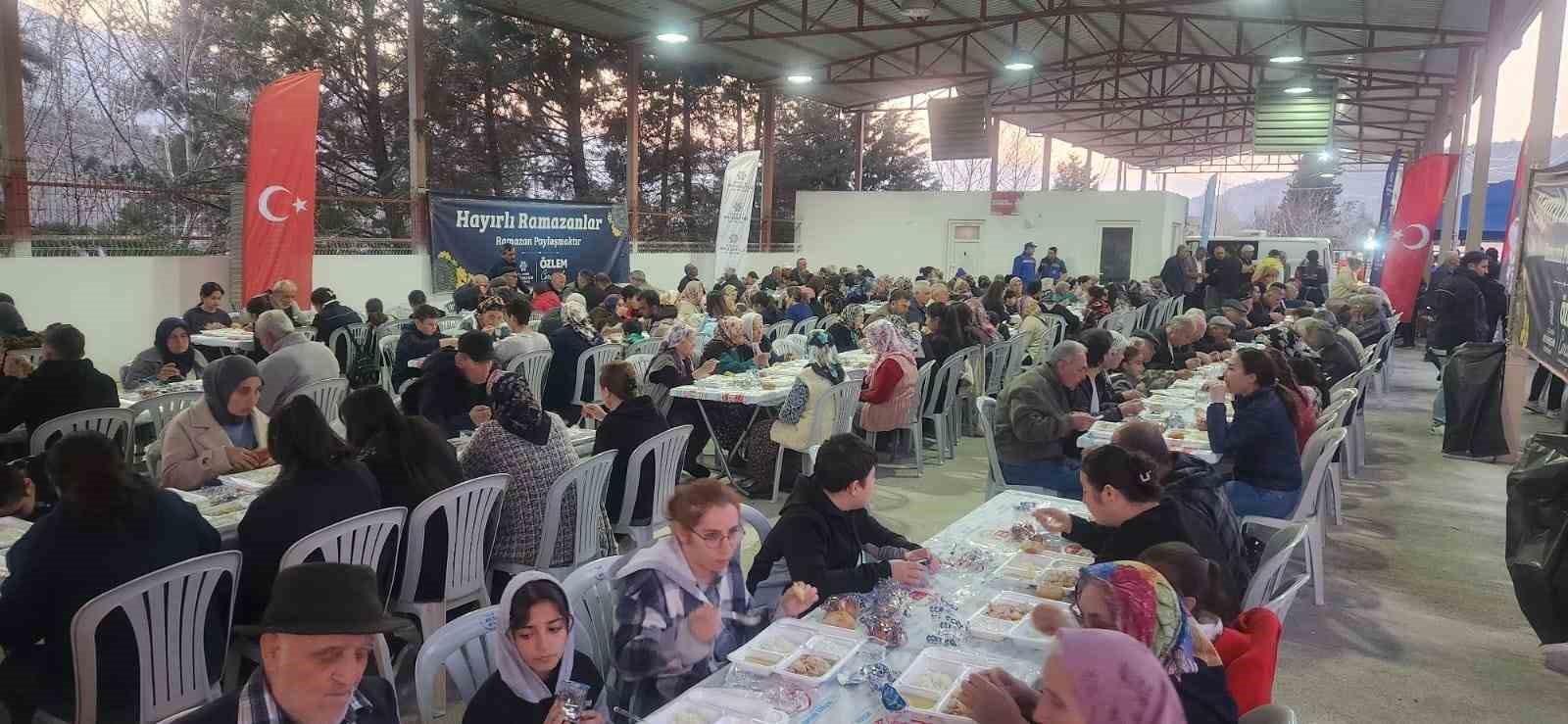 Aydın Büyükşehir Belediyesi Bozdoğan’da iftar sofrası kurmaya devam ediyor
?v=1