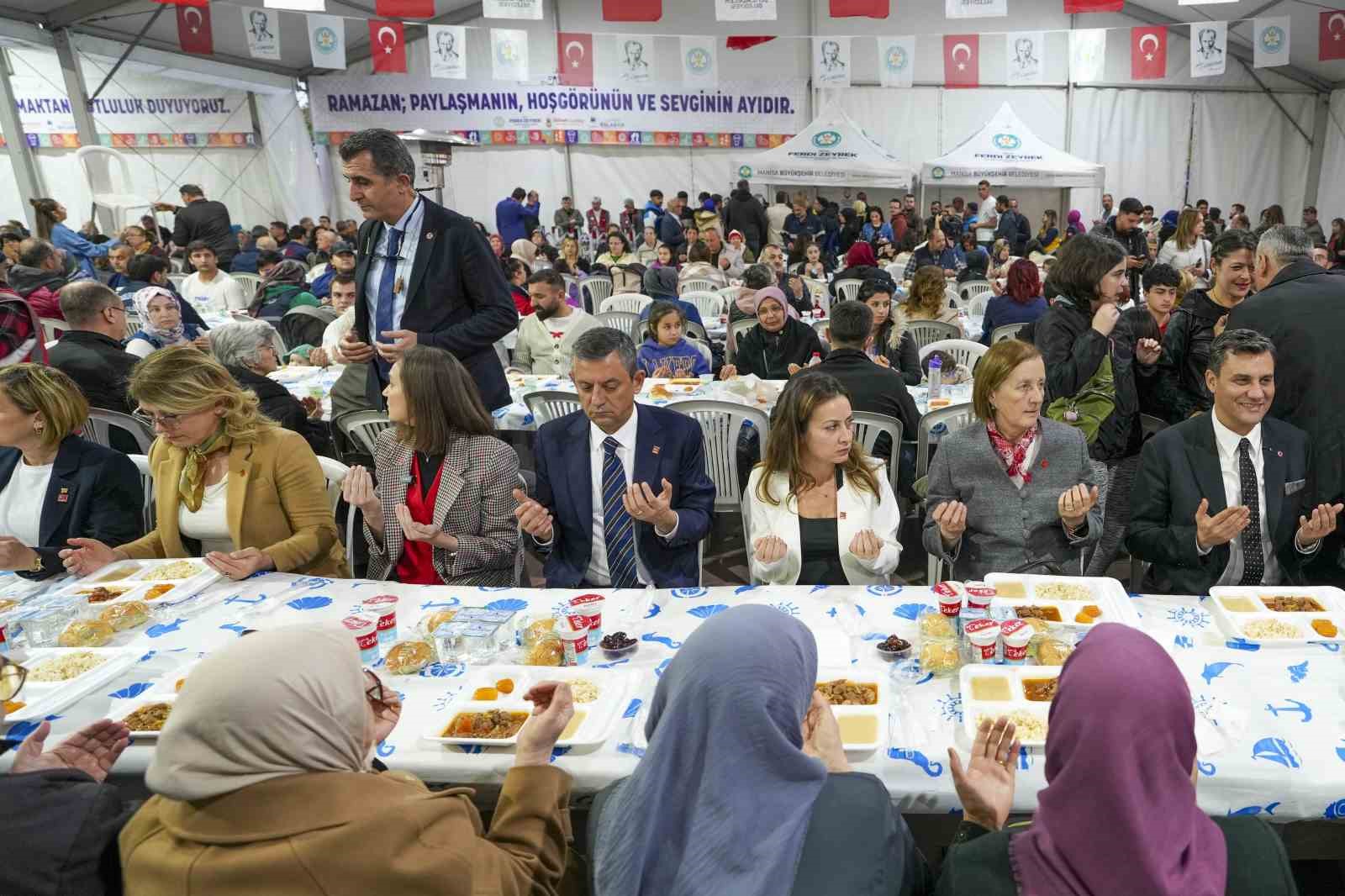 CHP Genel Başkanı Özel’den Suriye açıklaması:  Hepimizin yüreği ağzında 
?v=1