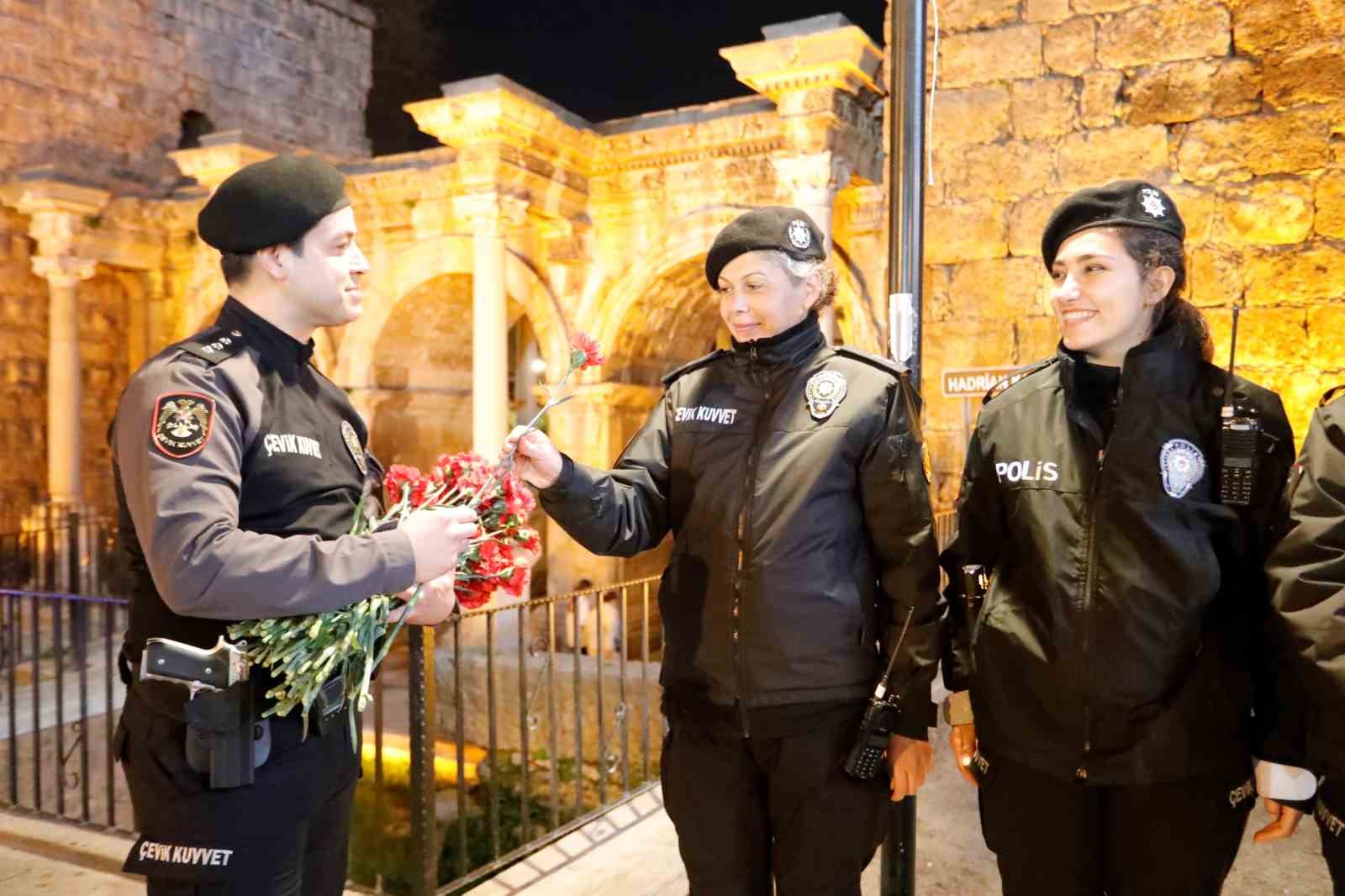 Antalya’da 8 Mart’ta görev yapan kadın polislere karanfil
?v=1