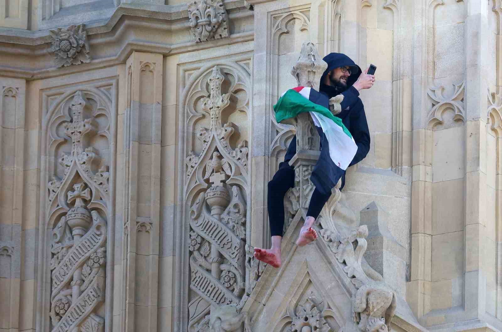 İngiltere’nin simgelerinden Big Ben Saat Kulesi ‘nde Filistin bayrağı açan şahsı ikna çalışmaları sürüyor
?v=1