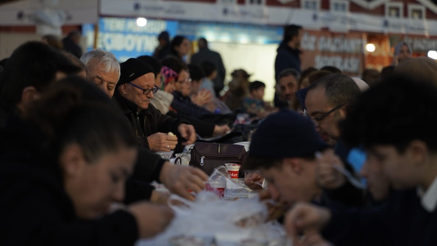 Yunusemre 100. Yıl Meydanı’nda iftar sofrası kurdu
?v=1