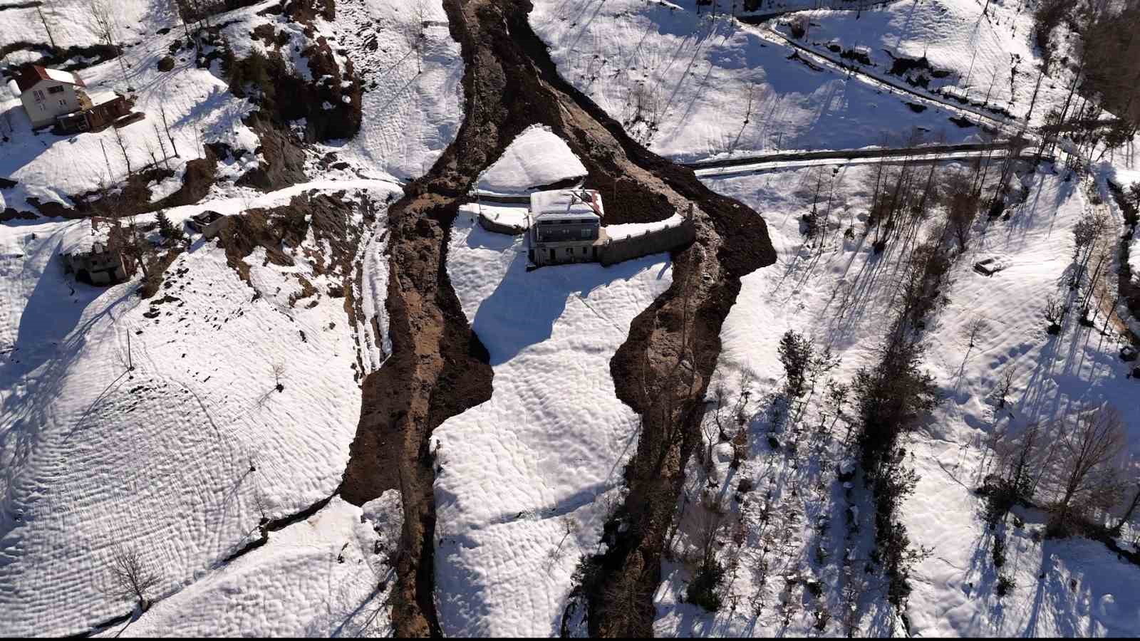 Rize’deki heyelanda tedbir amaçlı boşaltılan ev sahibi 18’e yükseldi
?v=1