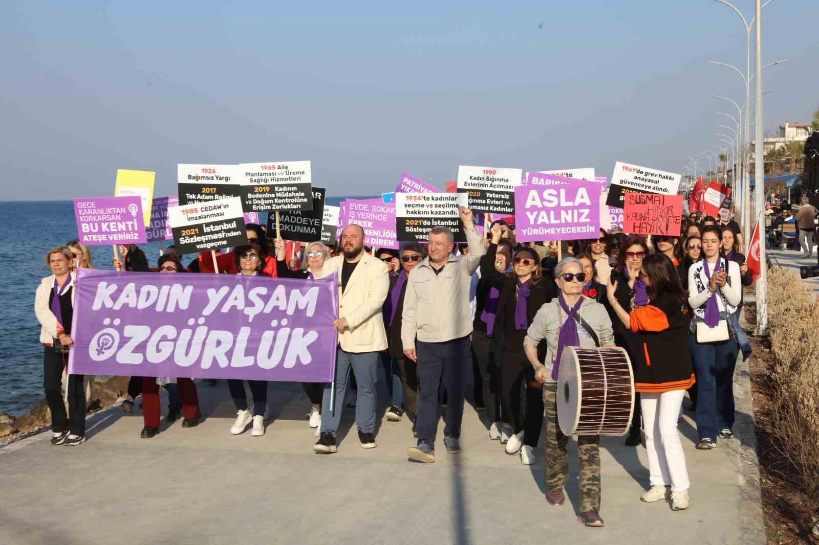 Güzelbahçe’de kadın hakları için tersine yürüyüş düzenlendi
?v=1