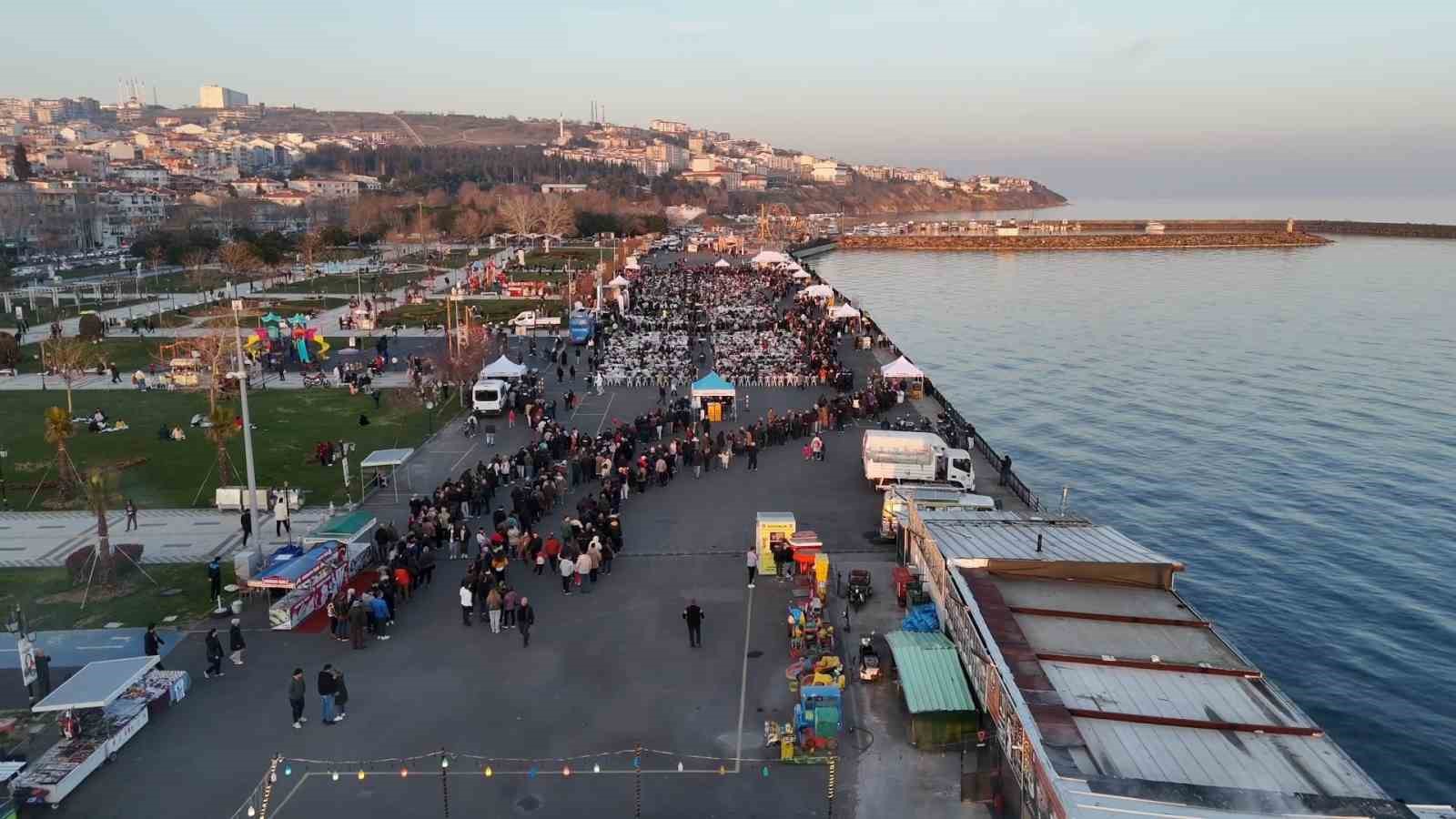 Belediyenin iftarında self servis krizi
?v=1