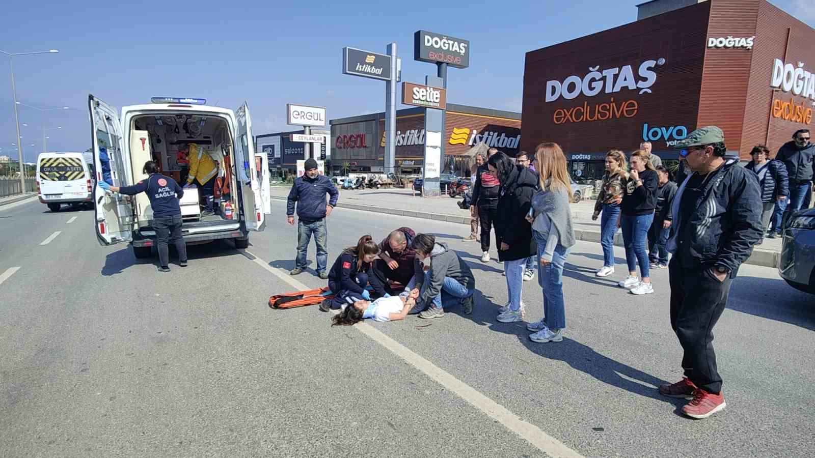 Kuşadası’nda otomobilin 13 yaşındaki çocuğa çarptığı kaza kamerada
?v=1