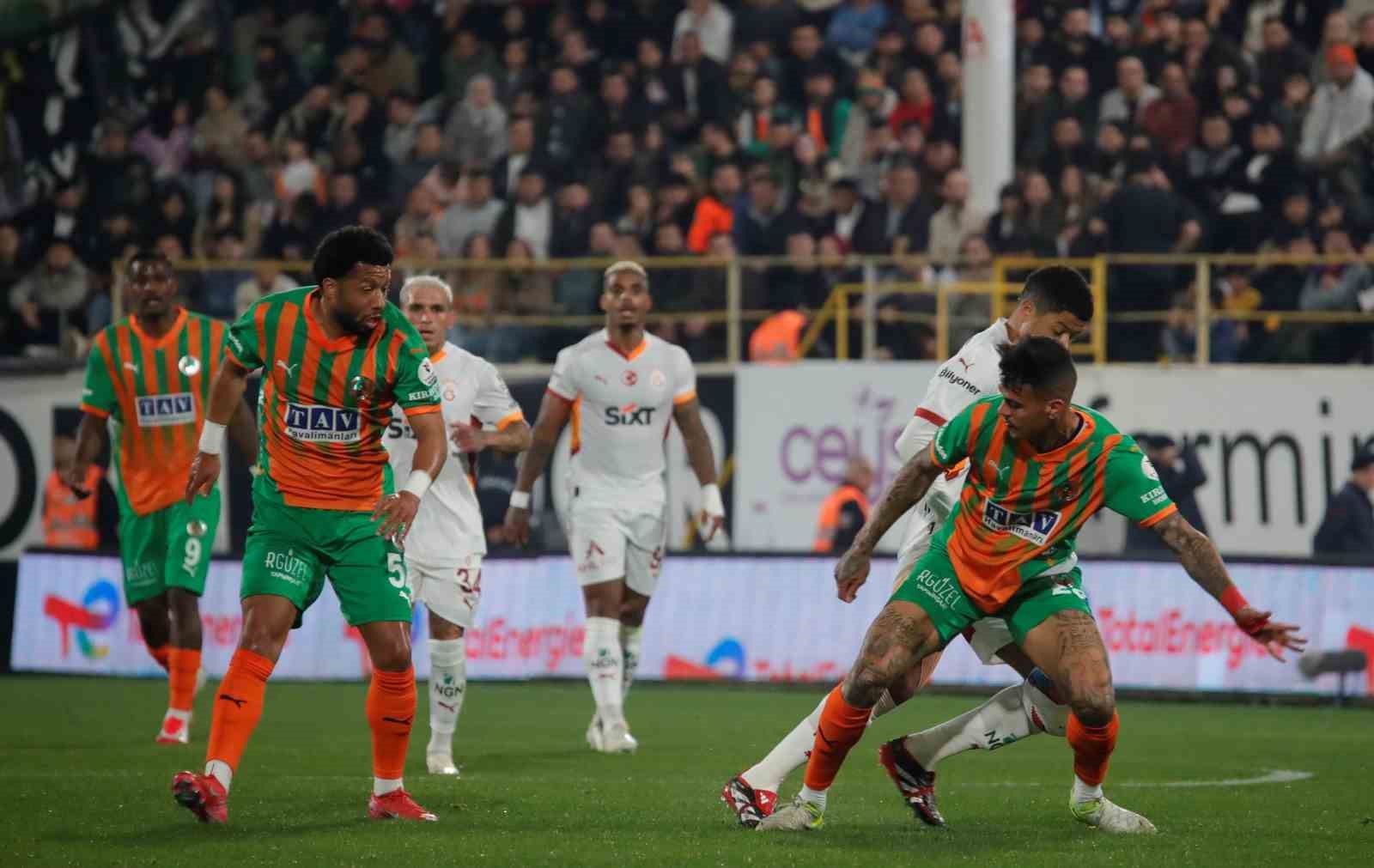 Trendyol Süper Lig: Corendon Alanyaspor: 1 - Galatasaray: 0 (İlk yarı)
?v=1