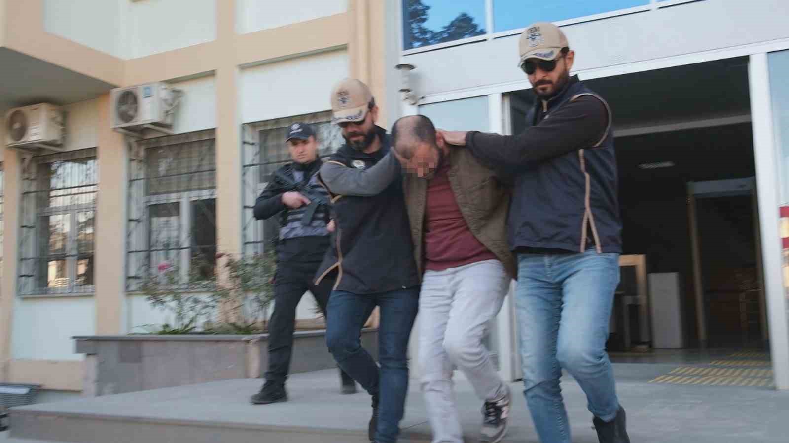 Mersin’de Cumhurbaşkanı’na hakaretten gözaltına alınan şahıs tutuklandı
?v=1