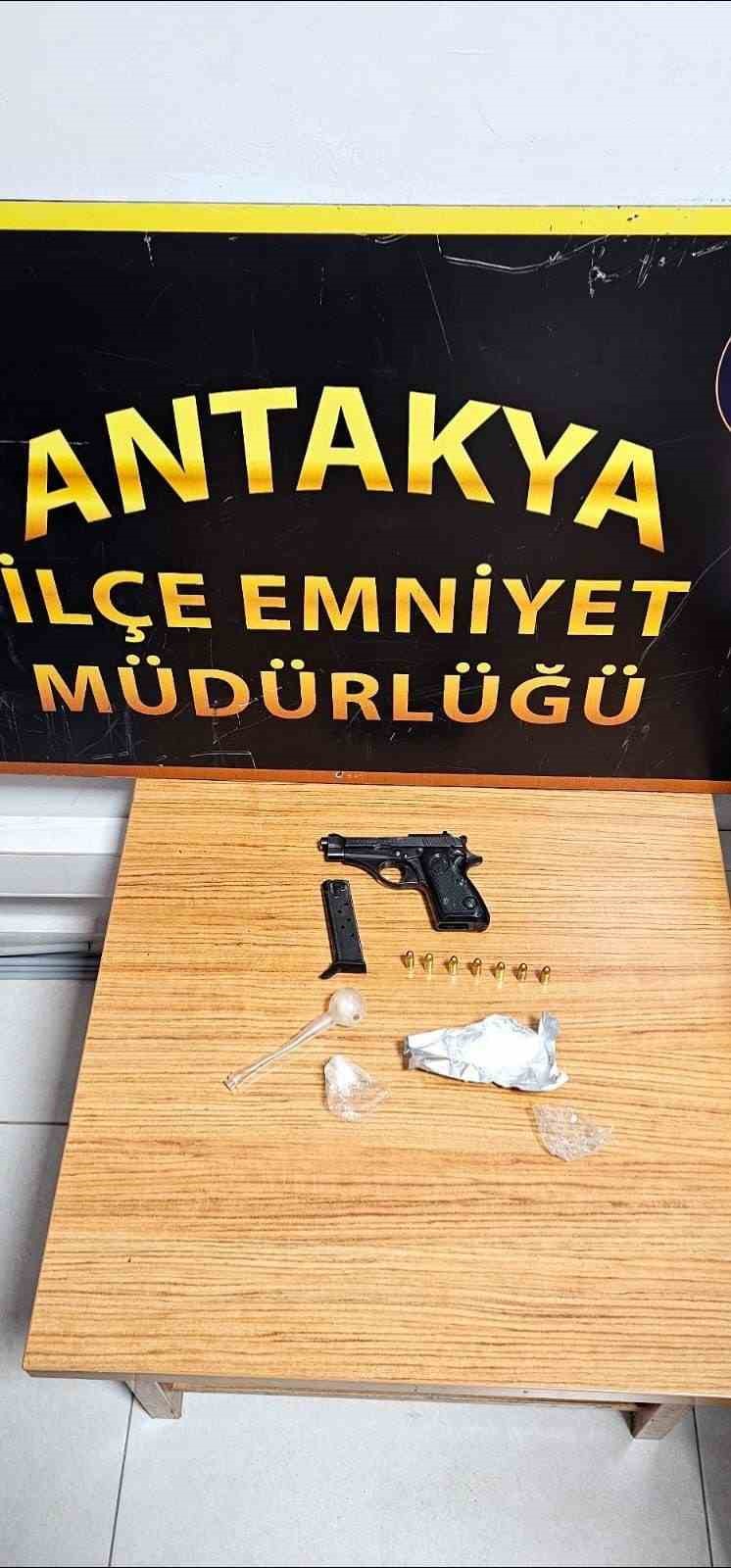 Antakya’da durdurulan araçta uyuşturucu ve silah ele geçirildi
?v=1