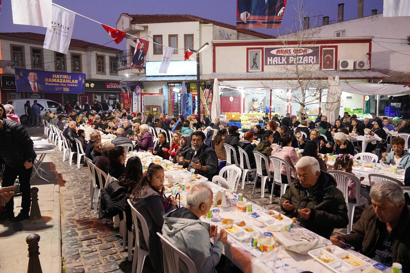 Ayvalık’ta iftara binlerce kişi katıldı
?v=1