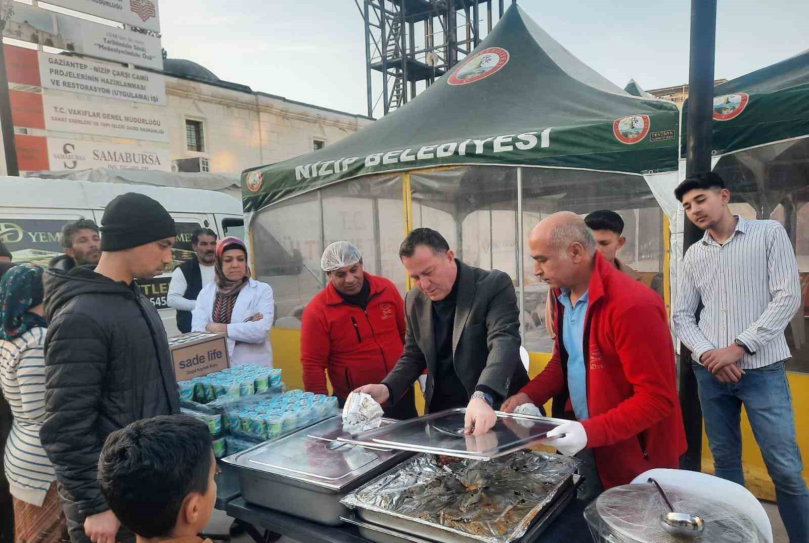 Nizip Belediyesi, iftar sofralarıyla yüzlerce vatandaşı ağırlıyor
?v=1