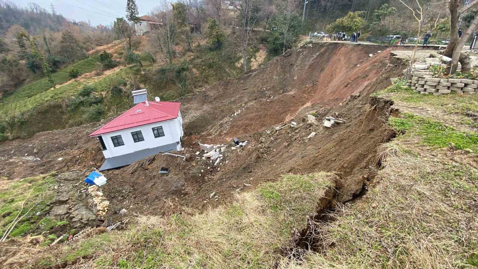 İki katlı ev heyelanda 50 metre sürüklendi
?v=1