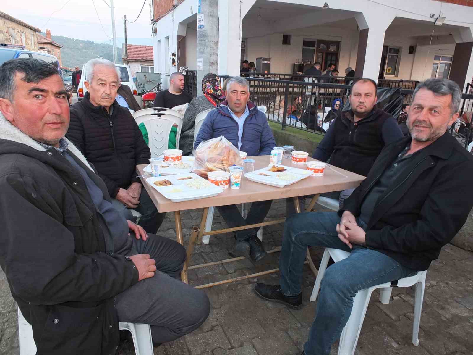 Balıkesir’de yüzlerce kişi, iftar geleneğinde buluştu
?v=1