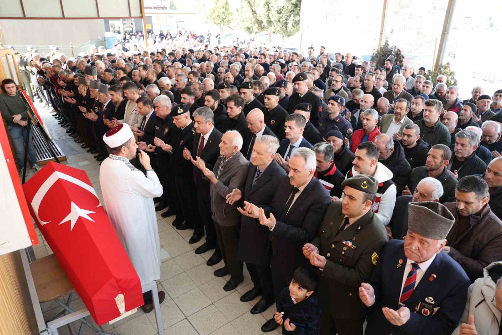 Kıbrıs gazisi törenle son yolculuğuna uğurlandı
?v=1