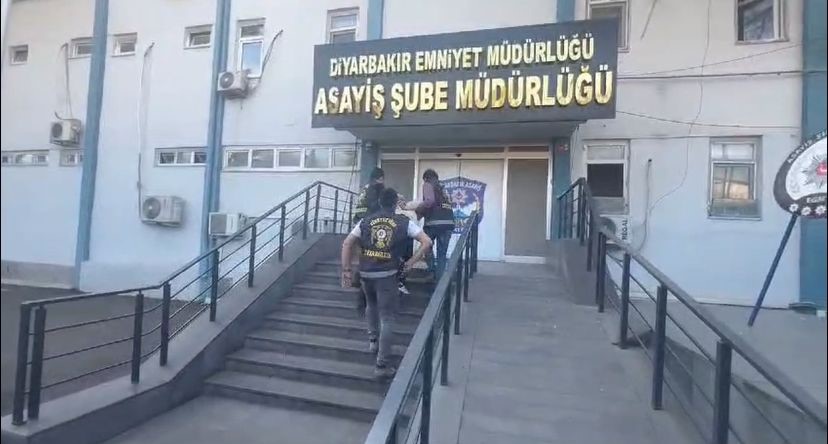 Diyarbakır’da bir kadını öldüğü, bir kişinin yaralandığı silahlı saldırının zanlısı tutuklandı
?v=1