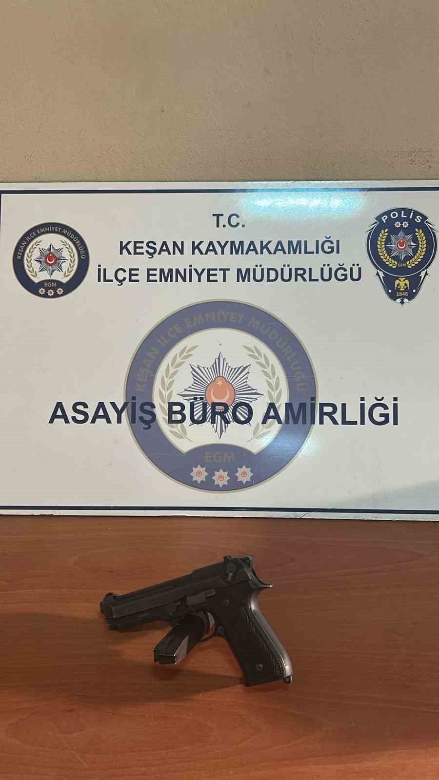 Keşan’da polisin üst arması yaptığı şüpheliden ruhsatsız tabanca ele geçirildi
?v=1