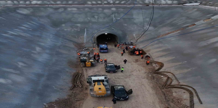 Kaya düşen hızlı tren şantiyesinde arama kurtarma çalışmaları tamamlandı?v=1